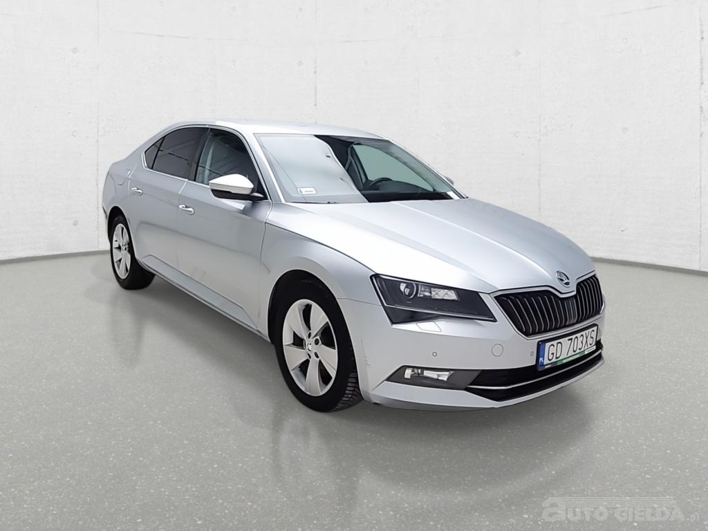 SKODA SUPERB sedan (limuzyna)