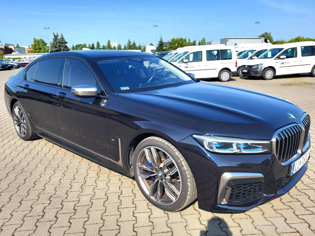 BMW M760 sedan (limuzyna)